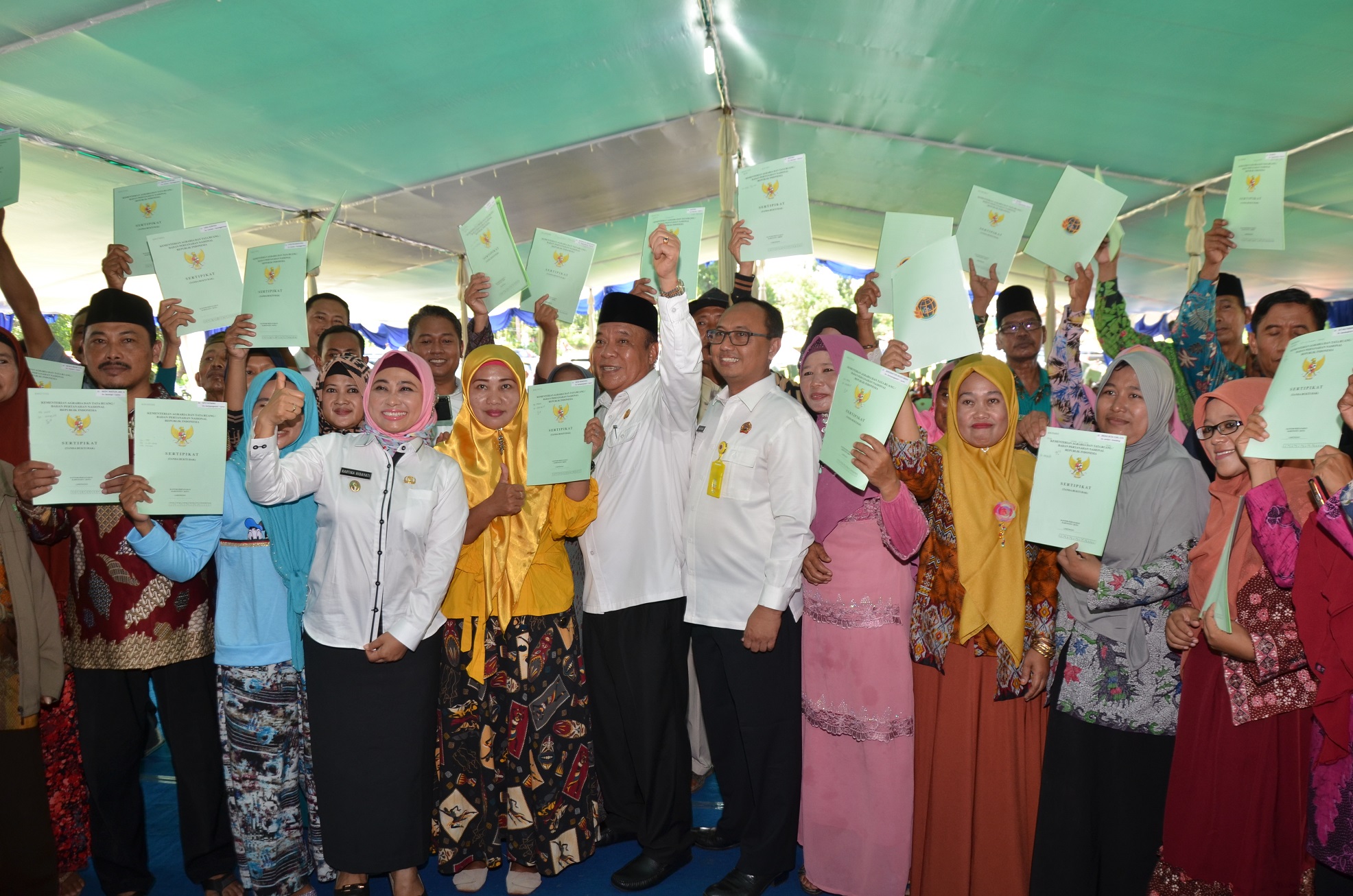 Bupati Fadeli foto bersama warga penerima sertifikat tanah (foto:Totok/ngopibareng.id)