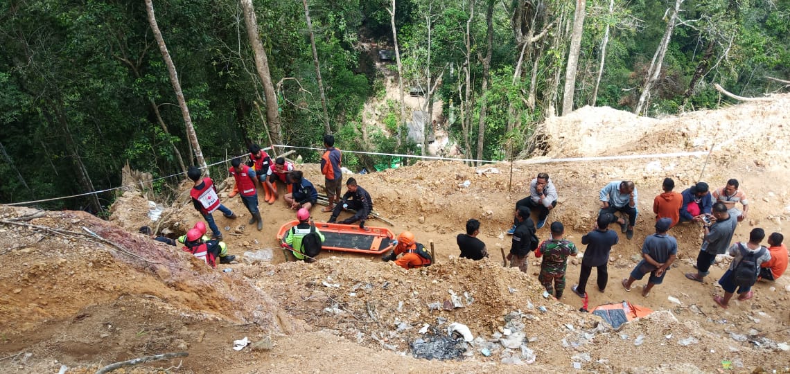 Proses evakuasi korban longsor di tambang emas Bolaang Mongondow. (Foto: BNPB)