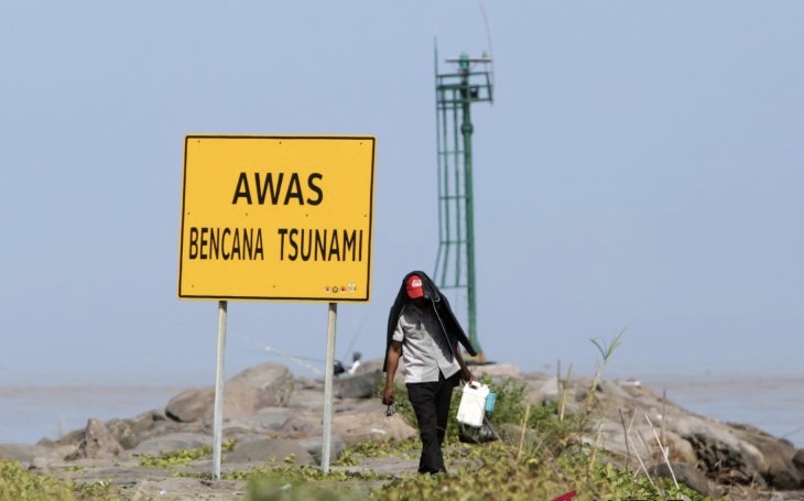 Salah satu rambu peringatan tsunami yang dipasang di Pantai Aceh. (Foto: dok/antara)