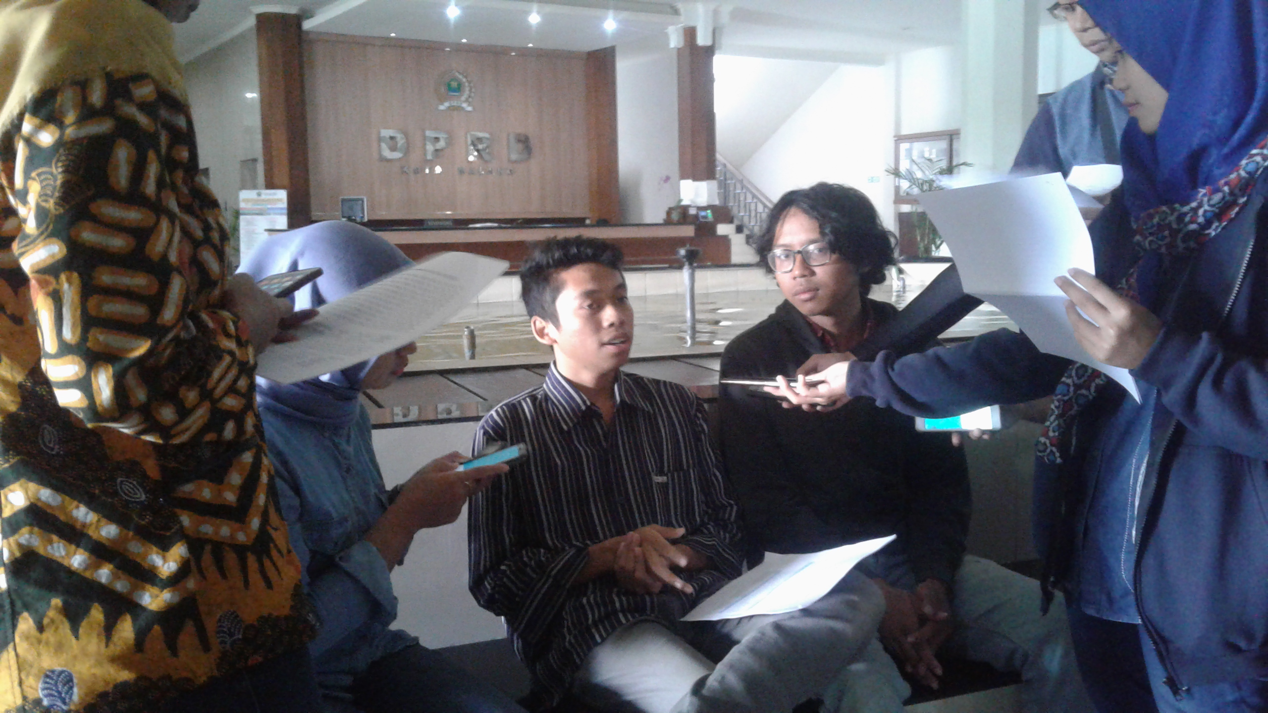 Badan Pekerja MCW saat konferensi pers di Kantor DPRD Kota Malang (Foto: Fajar/ngopibareng.id)