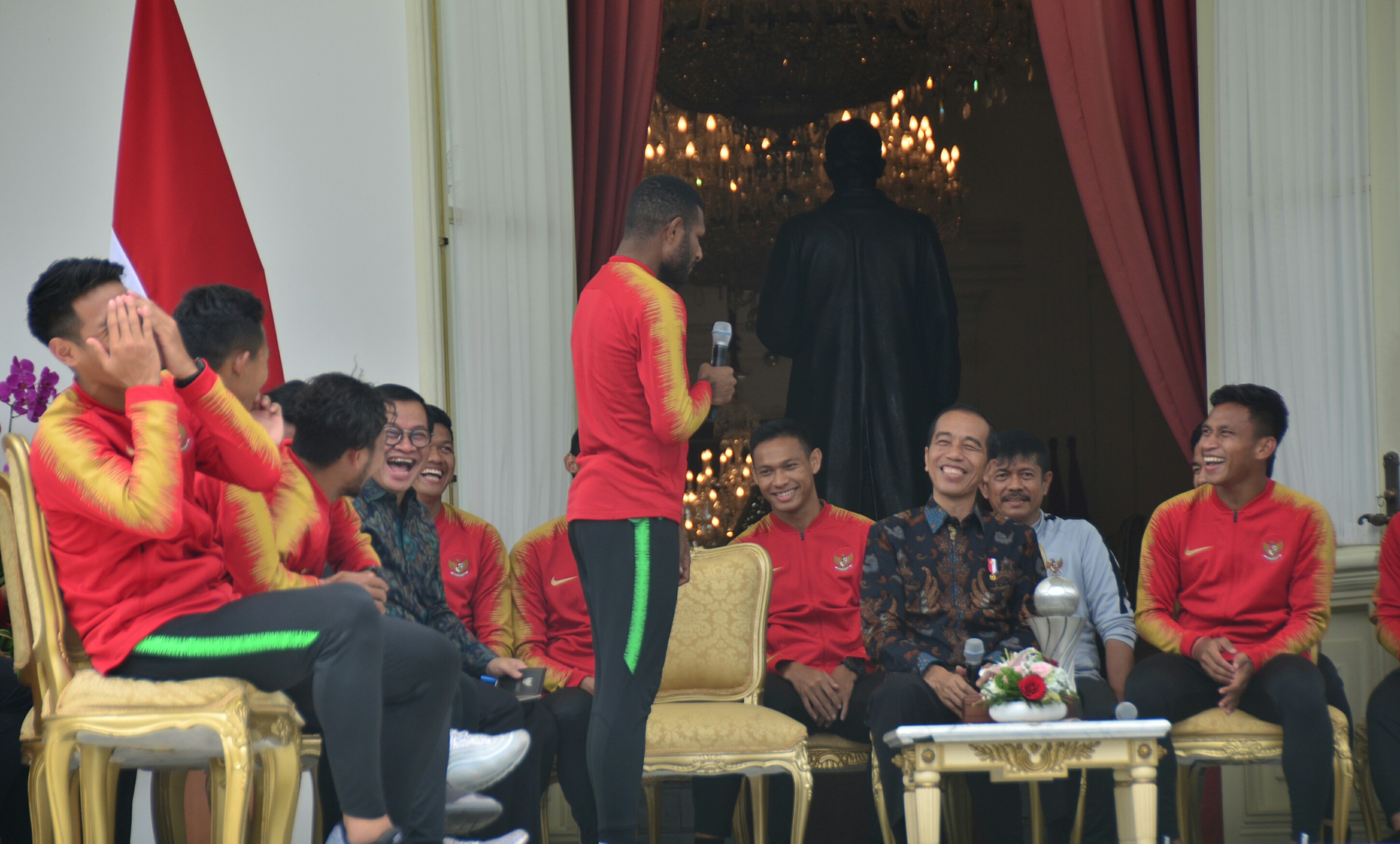 Presiden Jokowi tertawa saat berdialog dengan Marinuw Manewar, dalam pertemuan dengan Timnas U-22. (Foto: Setkab)