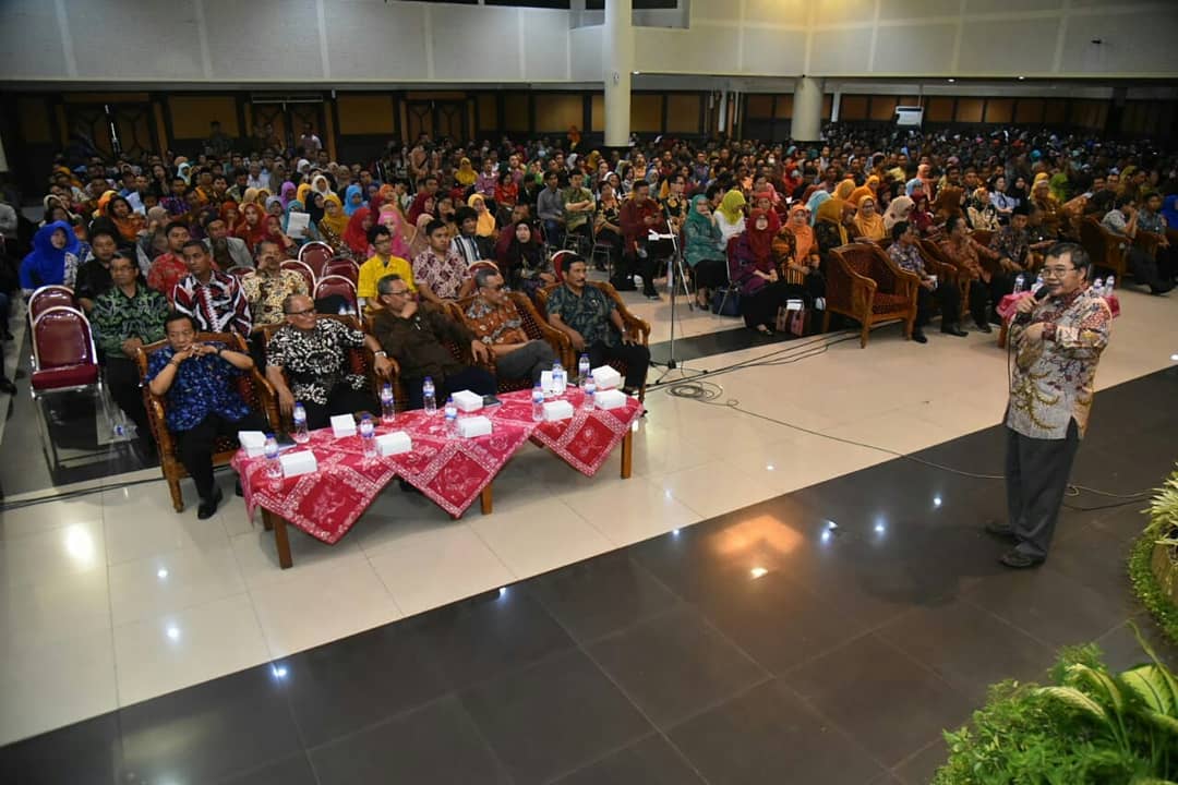 Giri S. Hamiseno saat melakukan sosialisai pada kepala sekolah dan guru SMP se-Surabaya di Convention Hall Arief Rahman Hakim Surabaya.  (Foto:ist/ngopibareng.id)