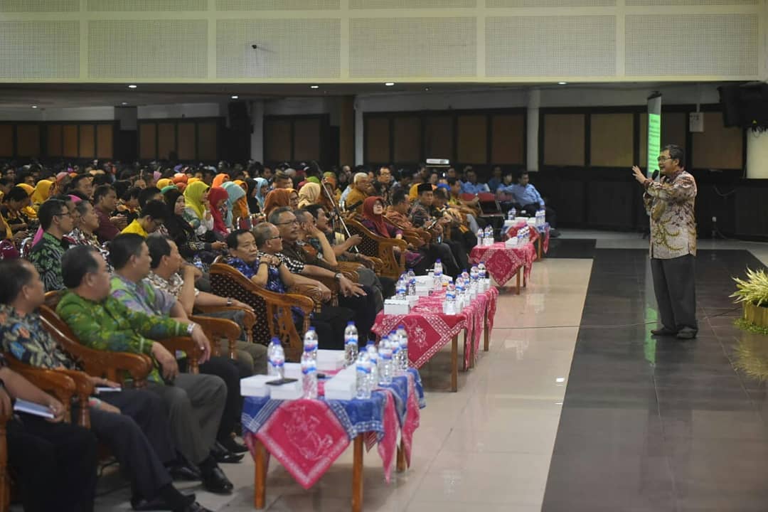 Giri S. Hamiseno saat memberikan pelatihan dan sosialisasi UNBK kepada kepala sekolah dan guru SMP se-Surabaya. (foto:istimewa) 