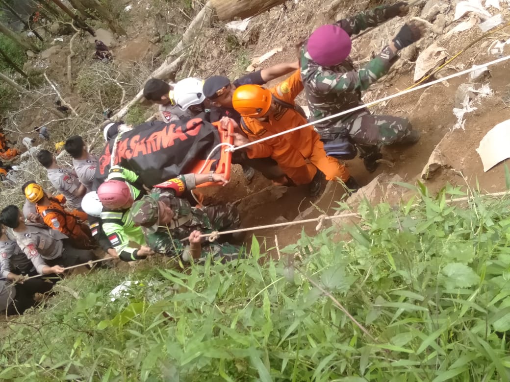 Proses evakuasi jenazah korban longsor tambang emas rakyat di Bolaang Mongondow, Kamis 28 Februari 2019. (Foto: BNPB)