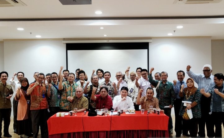Para profesor riset dan peneliti utama LIPI berkumpul bersama di kantor LIPI Jakarta, Kamis 28 Februari 2019, untuk mengeluarkan mosi tidak percaya kepada Kepala LIPI Laksana Tri Handoko yang melanggar kesepakatan tentang morotarium reorganisasi yang telah dibuat sebelumnya. (Foto: Antara/Aditya Ramadhan)