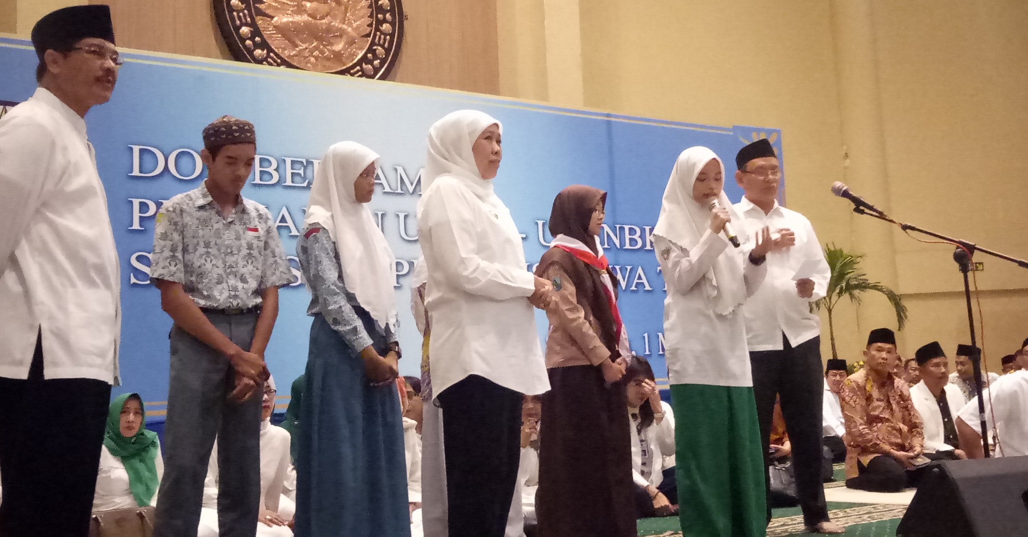 Khofifah dan Rektor Unair saat memberikan beasiswa masuk Unair kepada siswa yang berprestasi.  (Foto:Pita/ngopibareng.id)