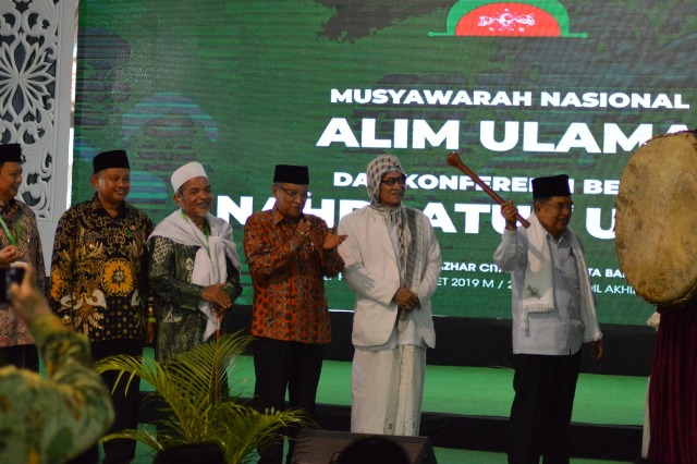 Dengan memukul beduk, Wakil Presiden RI Muhammad Jusuf Kalla menutup secara resmi Munas Alim Ulama dan Konbes NU di Banjar, Jawa Barat. (Foto: nu for ngopibareng.id)