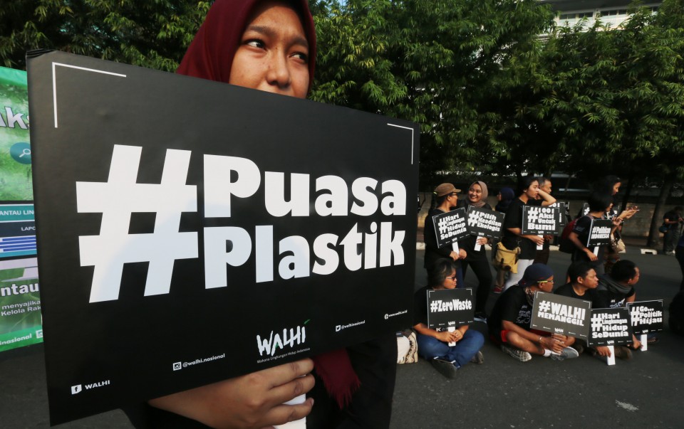 Aksi lingkungan menyuarakan stop penggunaan kantung plastik yang dilakukan Walhi. (Foto: dok/antara)