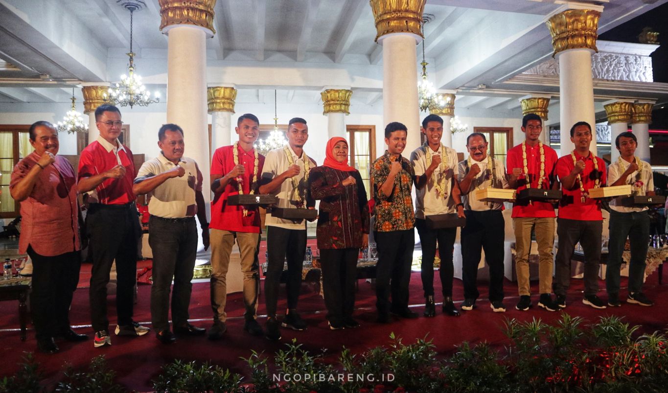 Gubernur Jawa Timur, Khofifah Indar Parawansa menyambut para pemain Timnas Indonesia U-22 asal Jatim. (Foto: Haris/ngopibareng.id)