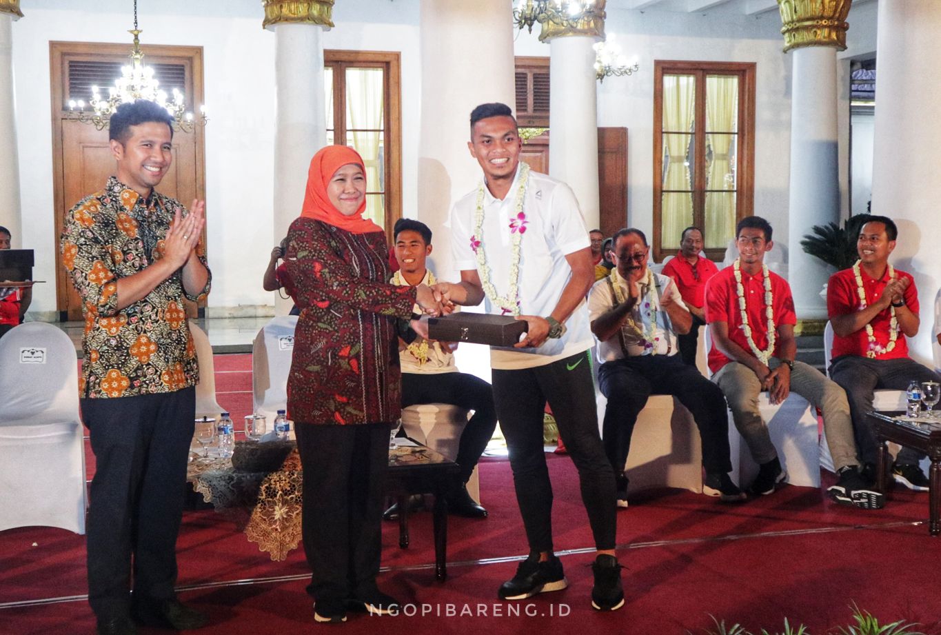 Gubernur Jatim, Khofifah bersama pemain timnas Indonesia U-22, Rahmat Irianto. (foto: Haris/ngopibareng.id)