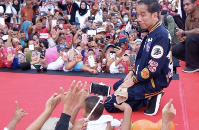 Calon presiden nomor urut 01 Joko Widodo menyapa ribuan warga Kendari. (Foto: antara)