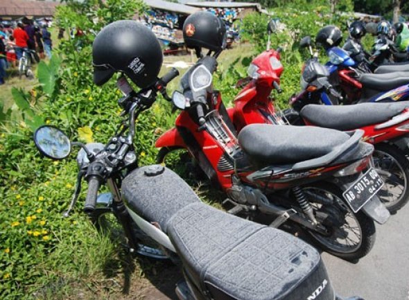 Sejumlah motor warga diselimuti debu Merapi. (Foto: Antara)