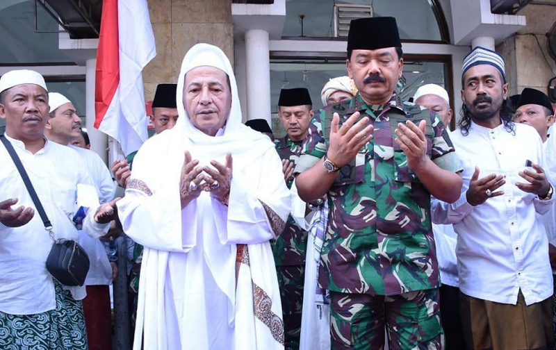 Habib Luthfi bin Yahya bersama Panglima TNI Marsekal Hadi Tjahjanto.(Foto: nu for ngopibareng.id)