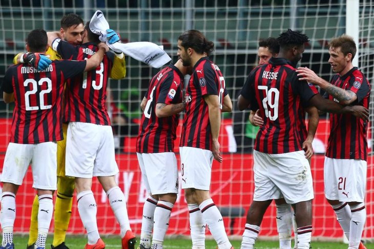 Para pemain AC Milan merayakan kemenangan 1-0 atas Sassuolo dalam laga lanjutan Liga Italia di Stadion San Siro, Milan, Italia, Minggu, 3 Maret 2019 dinihari. (Foto: Twitter)