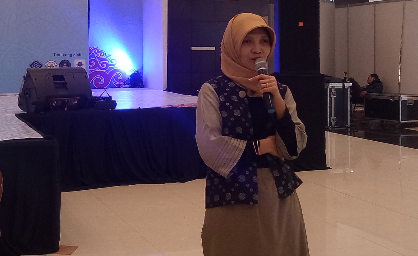 dokter penyakit dalam RS Siloam Surabaya, dr. Luki Agustina Damayanti SpPD menyampaikan materi talkshow.  (Foto: Pita/ngopibareng.id)