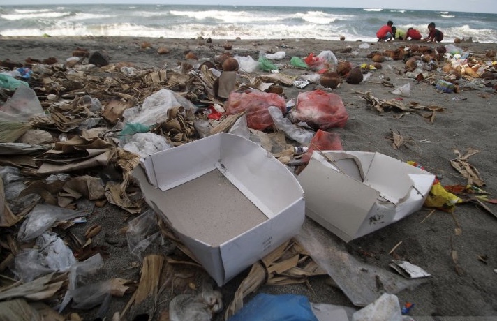 Sampah plastik menumpuk di pantai. (Foto: dok/antara)