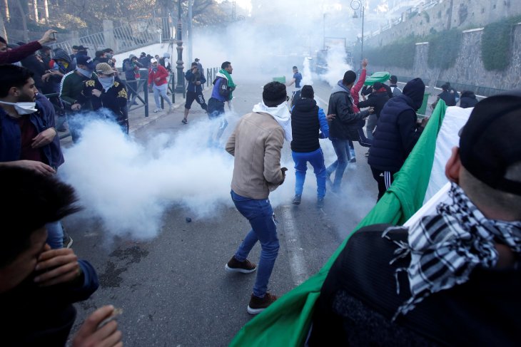 Sejumlah pengunjuk rasa bentrok dengan polisi antihuru-hara di Algiers, Aljazair, pada 1 Maret 2019. (Foto: antara/Reuters)