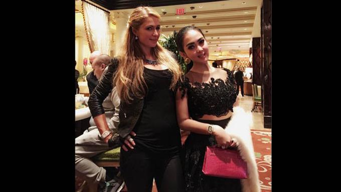 Foto kebersamaan Syahrini dan Paris Hilton.