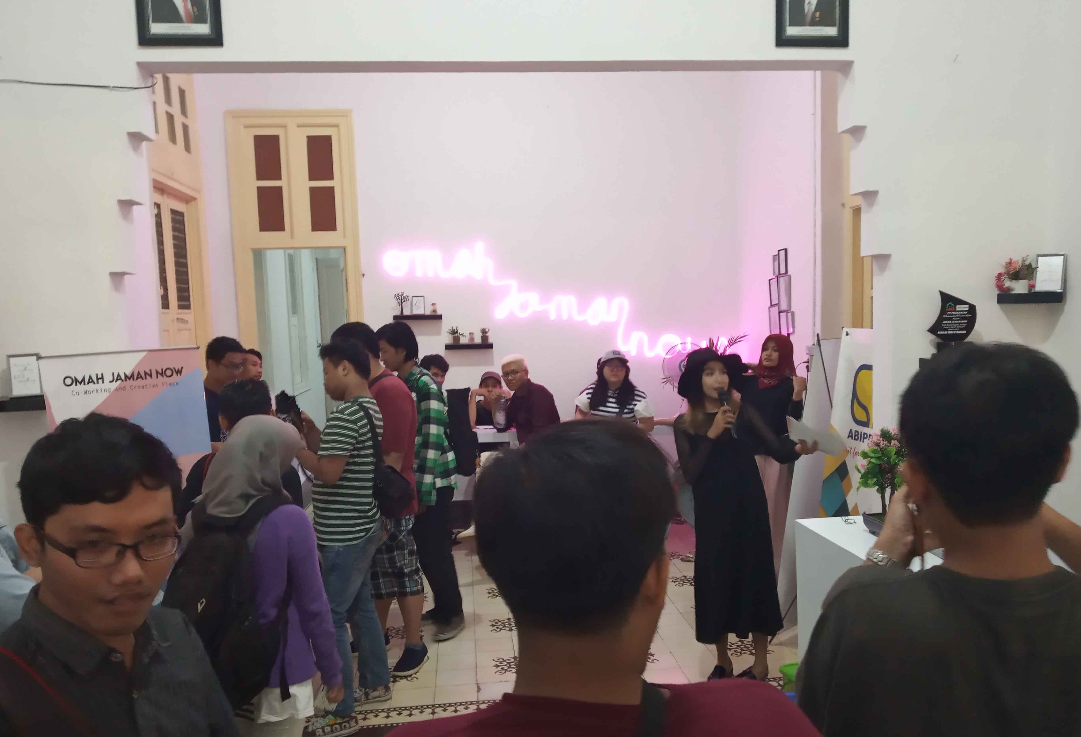 Para Audiens sedang bercengkrama dengan komunitas Lemari Buku-Buku dan Analog Surabaya di acara Coiler Zoom yang digelar Omah Jaman Now. (Foto: ngopibareng.id)