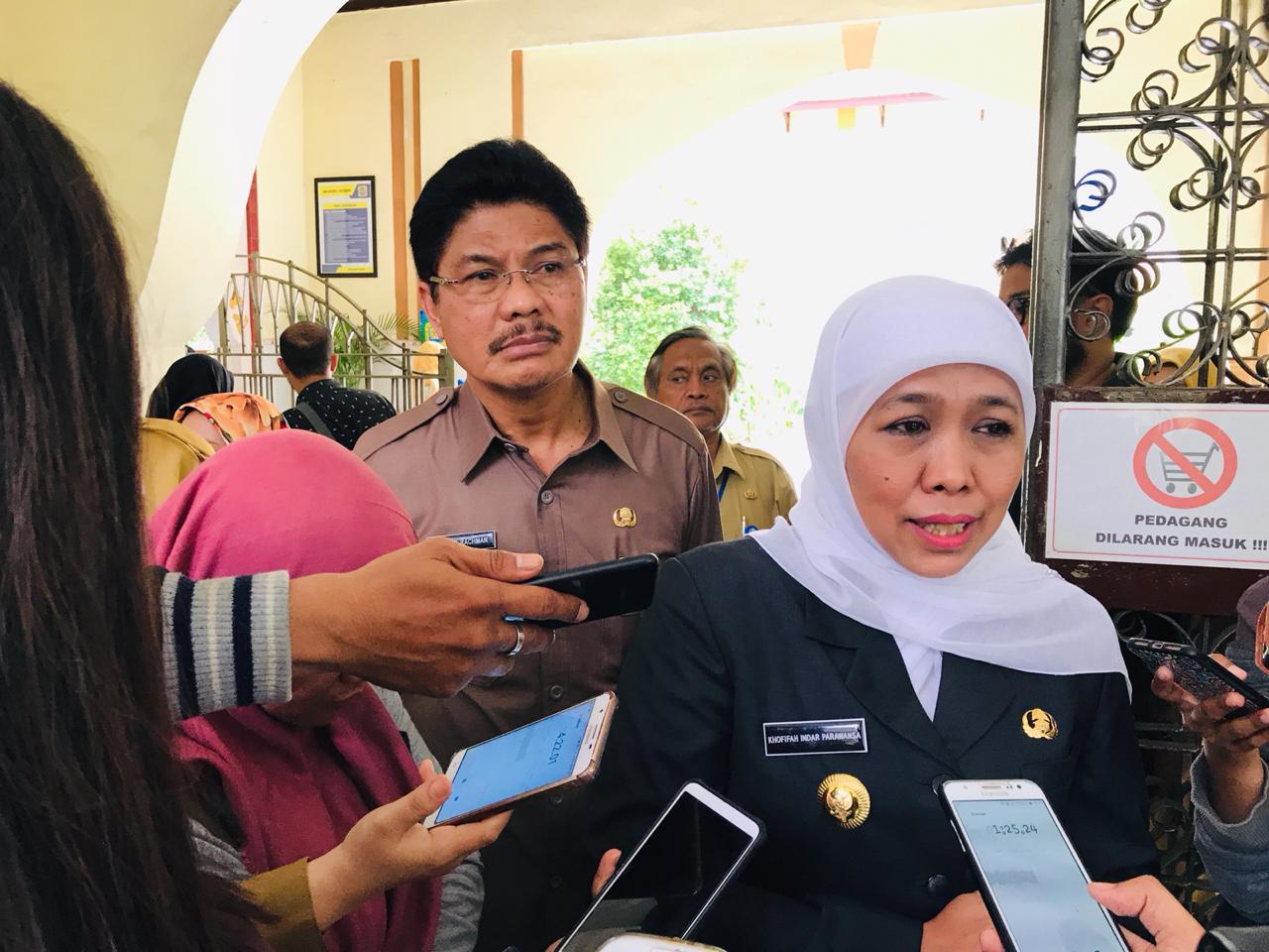 Khofifah dan Kadis Pendidikan Natim Saiful Rachman saat meninjau pelaksanaan USBN di Surabaya, Senin, 4 Maret 2019. (Foto: farid /ngopibareng.id) 