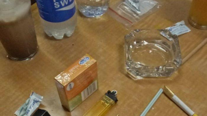 Barang-barang yang ditemukan di meja kamar hotel yang ditempati Andi Arief Wakil Sekretaris Jenderal Partai Demokrat. (Foto: istimewa)