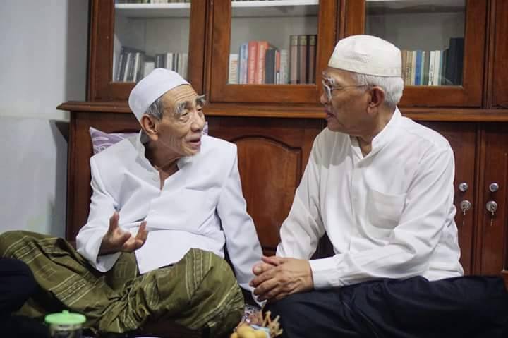 Mustasyar PBNU KH Mustofa Bisri bersama KH Maemun Zuber di Rembang. (Foto: dok ngopibareng.id)