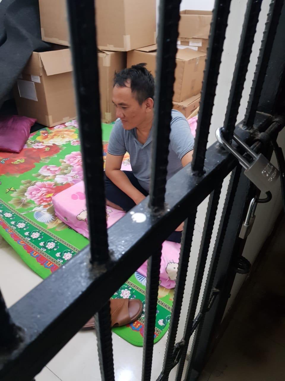 Andi Arief berada di balik jeruji besi sel tahanan. (Foto: Istimewa) 