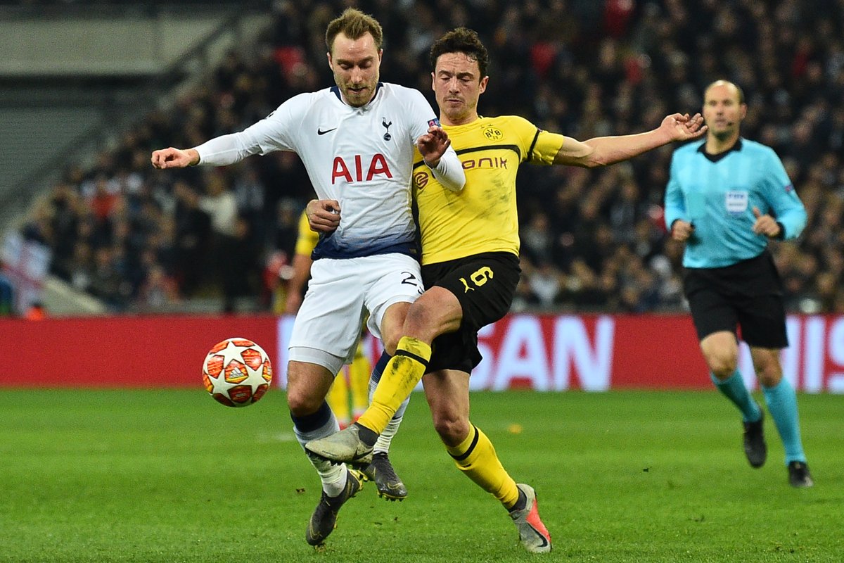 Christian Ericksen (Spurs) duel dengan Matt Hummel (Dortmund). Tottenham Hotspur berpeluang besar segel tiket perempat final Liga Champions, ini berkat keunggulan 3-0 atas Dortmund di leg pertama babak 16 besar Liga Champions. (Foto: Twitter/@SpursOfficial)