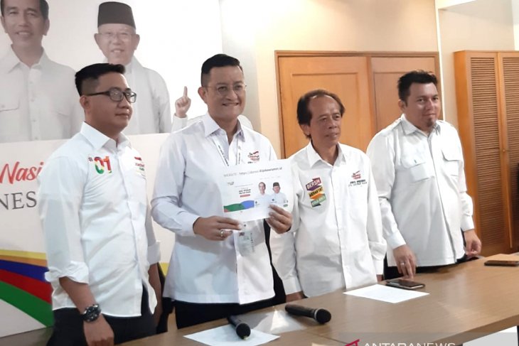 Wakil Bendahara TKN Jokowi-Ma'ruf Amin, Juliari Batubara (kedua dari kiri), mengumumkan posisi terkena dana penerimaan dan pengeluaran dari RKDK TKN Jokowi-Ma'ruf, di Media Center Cemara, Menteng, Jakarta, Selasa, 5 Maret 2019. (Foto: Riza/antara)