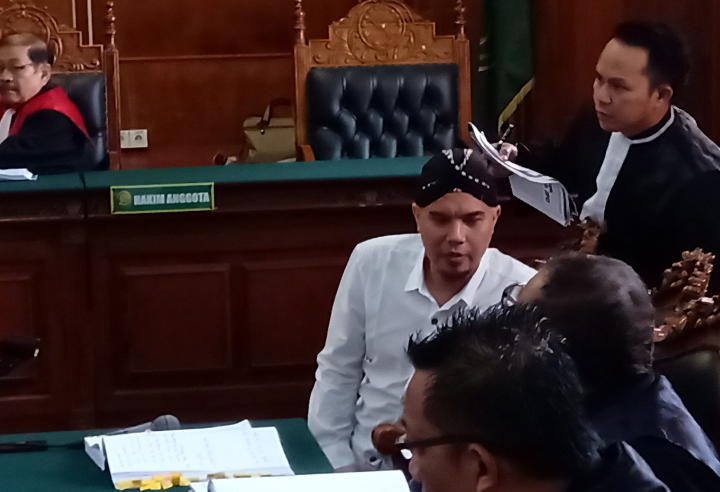 Ahmad Dhani saat menjalani sidangan di Pengadilan Negeri Surabaya, Selasa 5 Maret 2019. (Foto: Farid/ngopibareng.id)