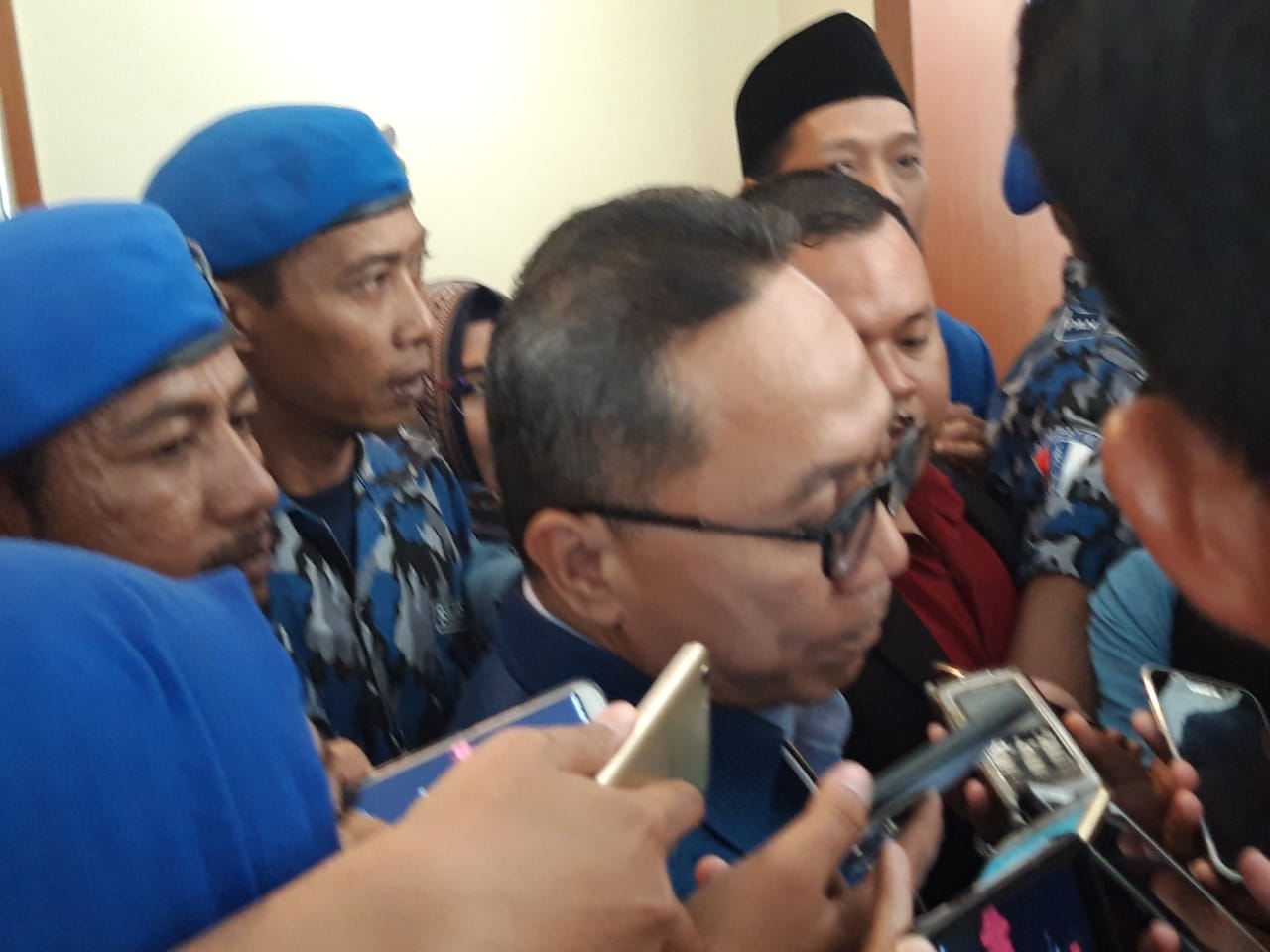 Zulkifli Hasan,  saat diwawancarai wartawan tentang kasus yang menimpa Andi Arief.  (Foto:Pita/ngopibareng.id)