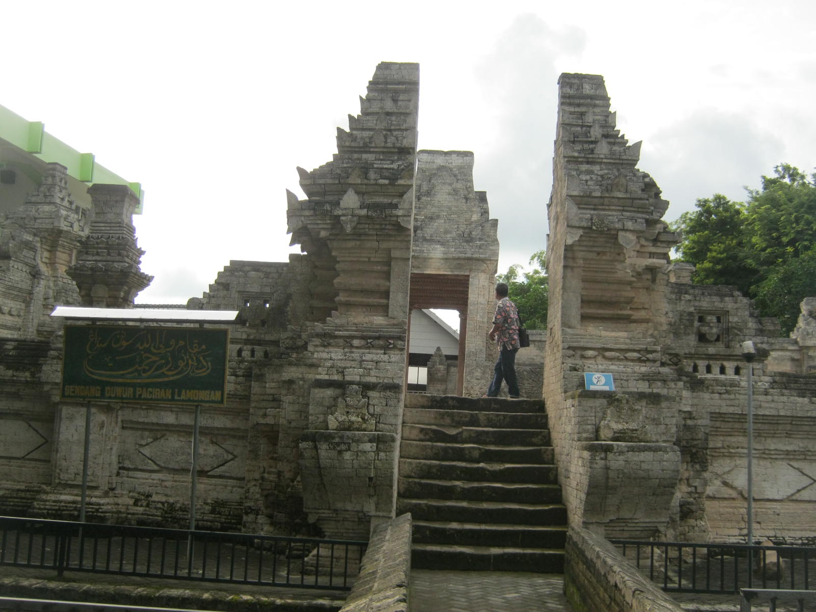Gapura pintu masuk Sunan Sendang Dhuwur (Foto:Totok/ngopibareng.id)