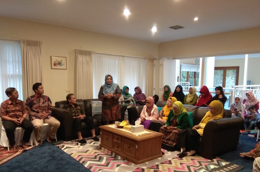Ketua Umum PP ‘Aisyiyah, Siti Noordjannah Djohantini bersama jajarannya di Australia. (Foto: md for ngopibareng.id)
