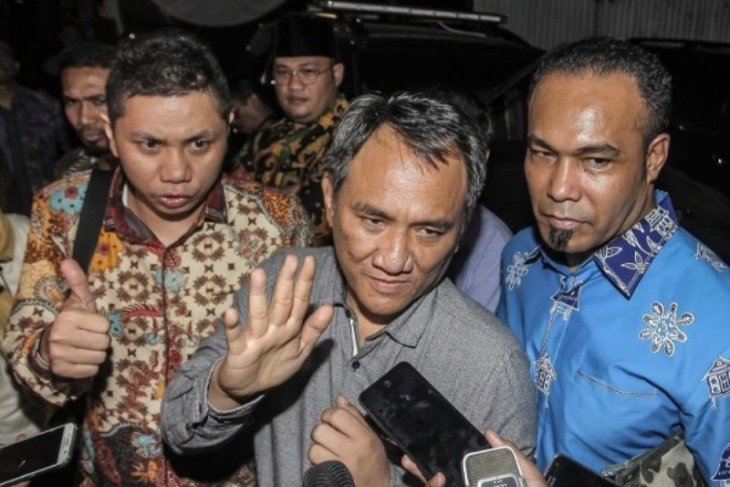 Andi Arief di depan kamera awak media di Jakarta. (Foto: antara)