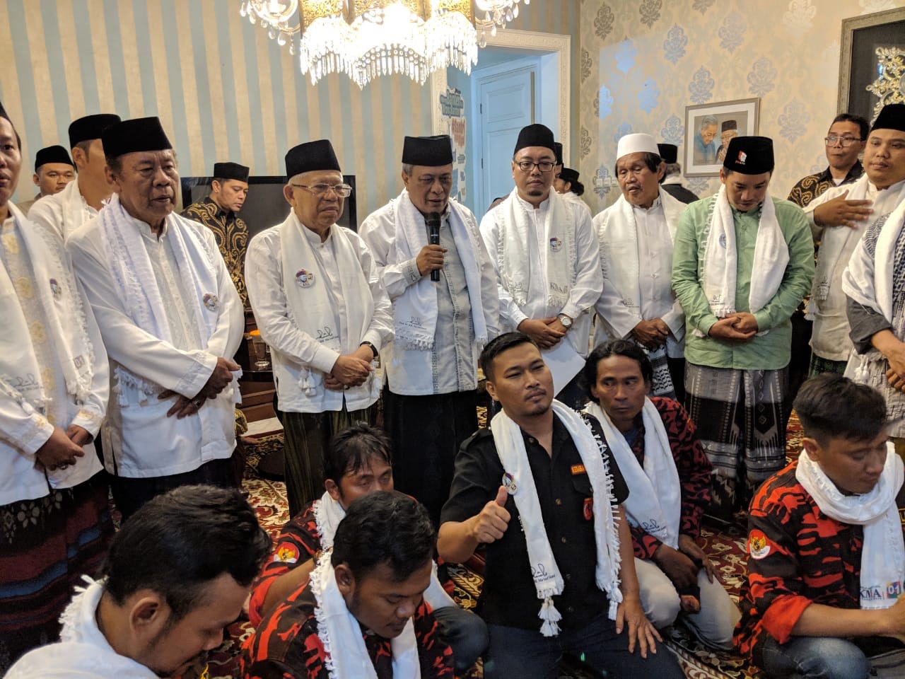 Para Ulama dan Jawara Betawi mendatangi kediaman KH Ma'ruf Amin menyatakan dukungan menangkan pasangan Jokowi-Amin. (Foto ngopibareng)