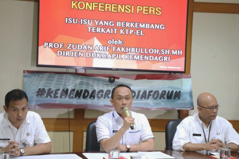 Dirjen Dukcapil Zudan Arif Fakrulloh (tengah) dalam konferensi pers di Jakarta, Selasa. (Foto: Antara/Rangga)
