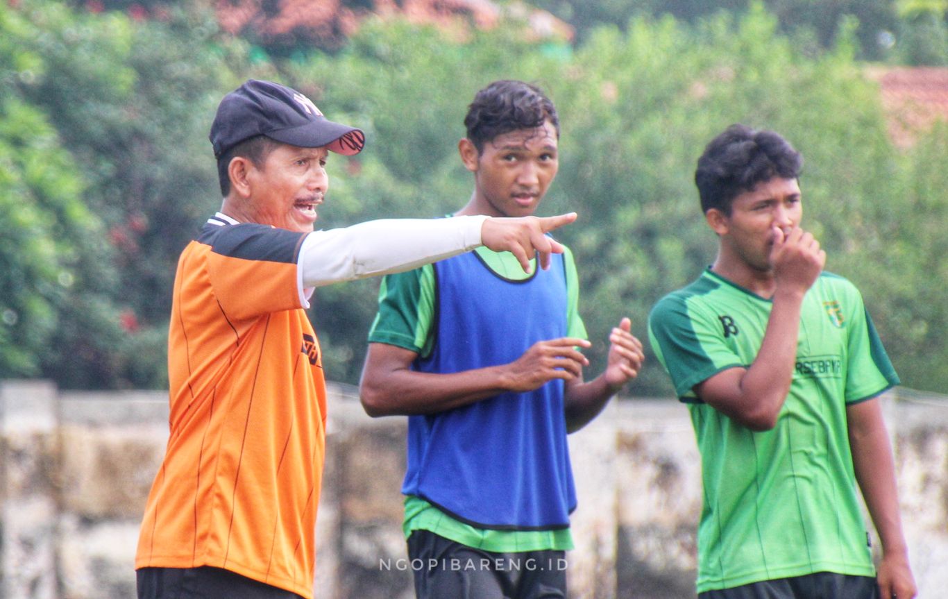 Pelatih Persebaya, Djajang Nurdjaman menyebut ada lima pemain Persib yang diyakini bisa memberikan ancaman bagi Persebaya. (foto: Haris/ngopibareng.id)