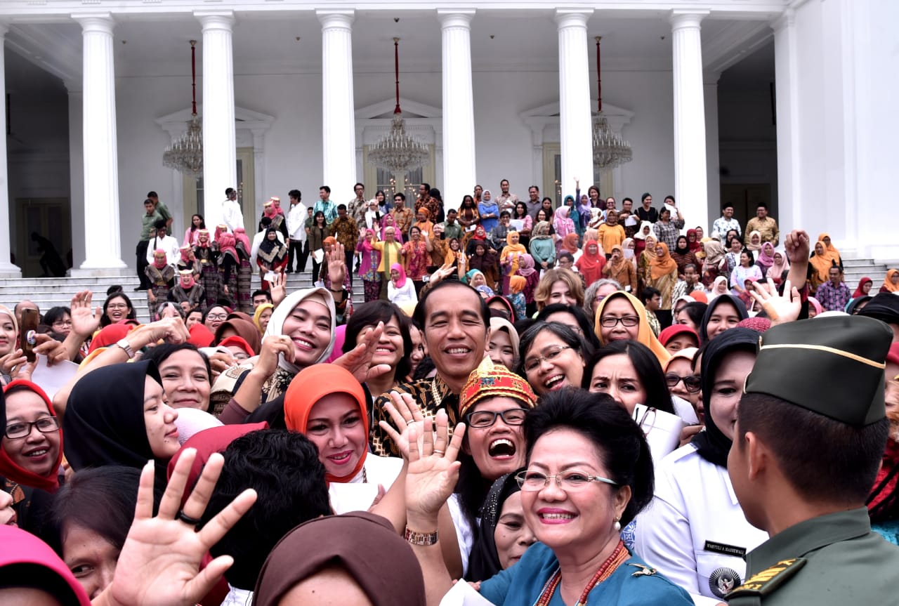 Presiden Jokowi berfoto bersama dengan para ibu-ibu aktivis akar rumput di Istana Negara, Rabu 6 Maret 2019. (Foto: Biro Pers Setpres).