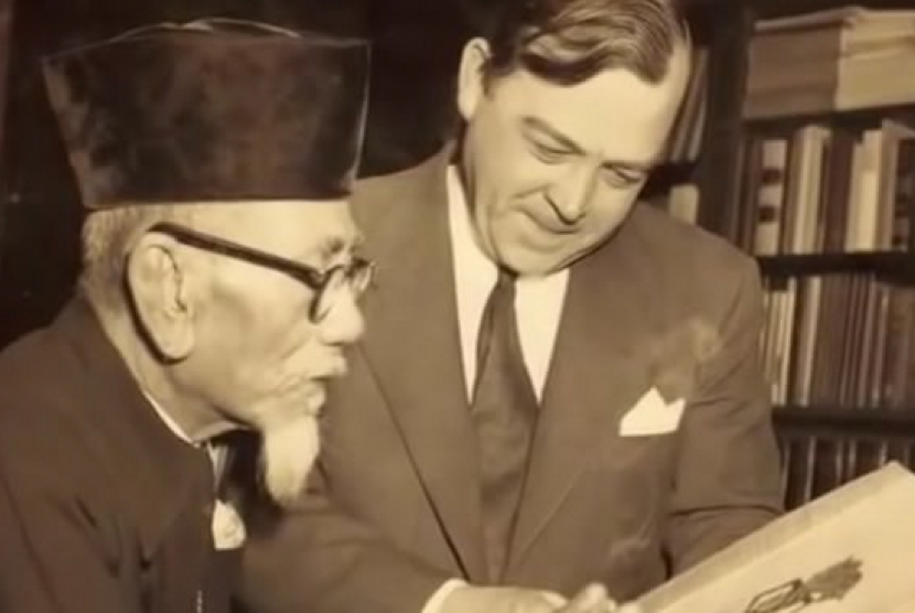 Haji Agus Salim (kiri) berjenggot, bersama diplomat Belanda. (Foto: Seratus Tahun Haji Agus Salim)