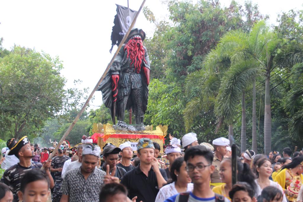 Salah satu ogoh-ogoh uni ditampilkan dalam Perayaan Tawur Agung Kesanga jelang perayaan Nyepi yang jatuh pada Kamis, 7 Maret 2019. (Foto: Faiq/ngopibareng.id)