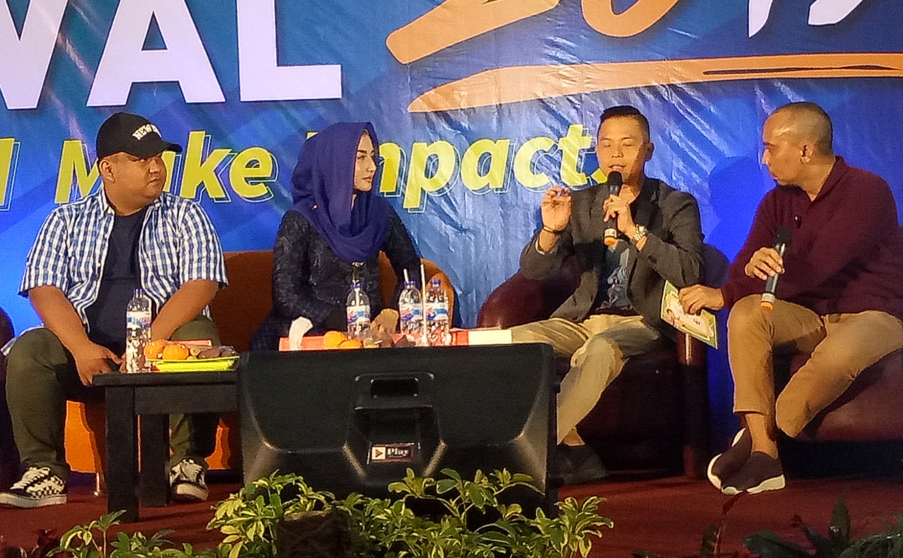 Jaka Nopansayah (kiri),  Novita Hardini, Ernest Prakasa dan moderator acara saat menjawab pertanyaan dari audiens yang hadi di DBL Arena, 7 Maret 2019. (foto: pita/ngopibareng.id)