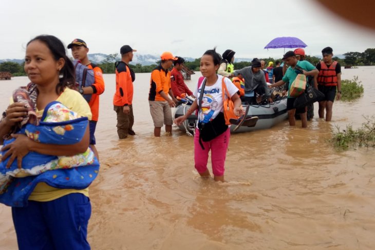 Sejumlah relawan membantu evakuasi korban banjir Ponorogo. (Foto: istimewa)