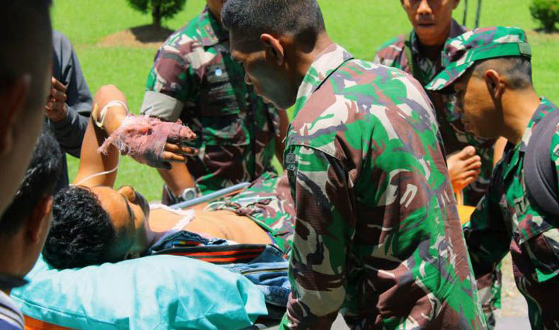 Evakuasi anggota TNI korban penembakan kelompok kriminal bersenjata di Mapenduma, Kabupaten Nduga, Jumat, 1 Februari 2019. (Foto: Antara)