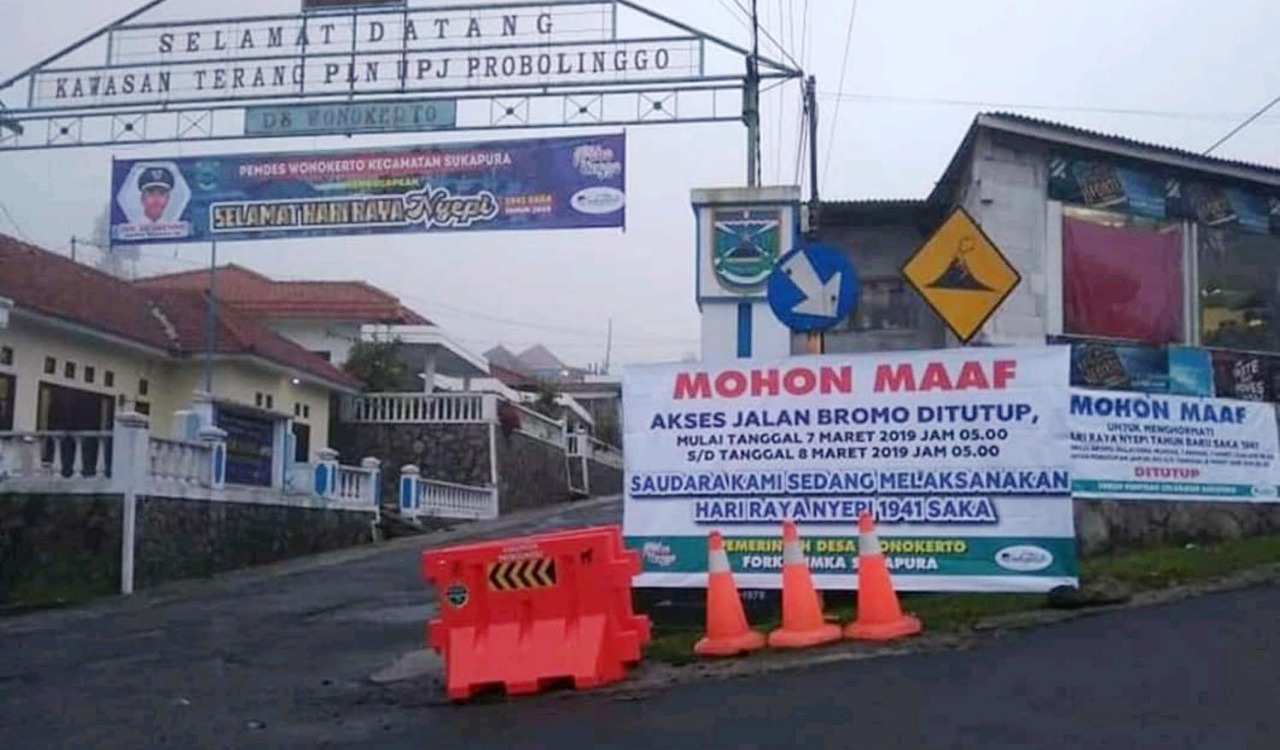 Jalan masuk ke Desa Wonokerto di lereng Bromo ditutup selama 24 jam karena Nyepi. (Foto: Ikhsan/ngopibareng.id)