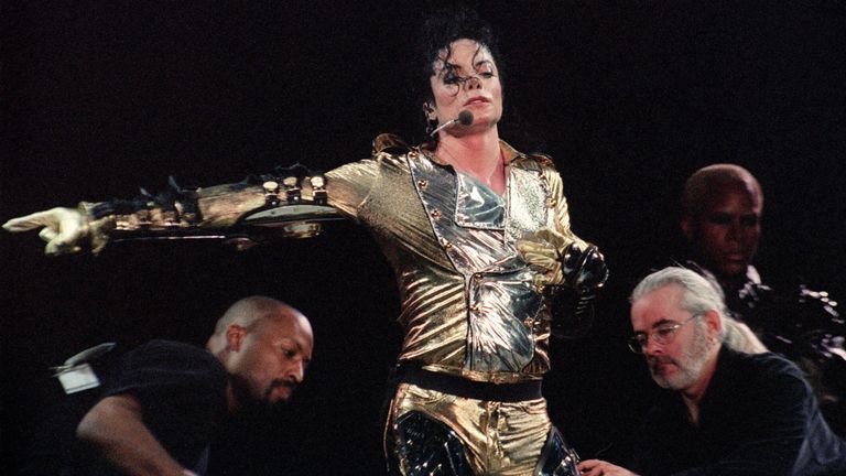 Cerita kontroversial Michael Jackson kembali diungkit. Radio boikot lagunya.
