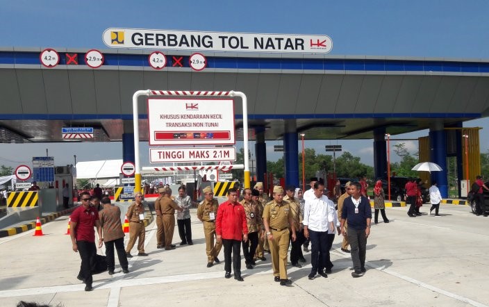 Presiden Joko Widodo meresmikan tol Bakauheni-Terbanggi Besar di GT Natar, Lampung Selatan pada Jumat, 8 Maret 2019. (Foto: Bayu/Antara)