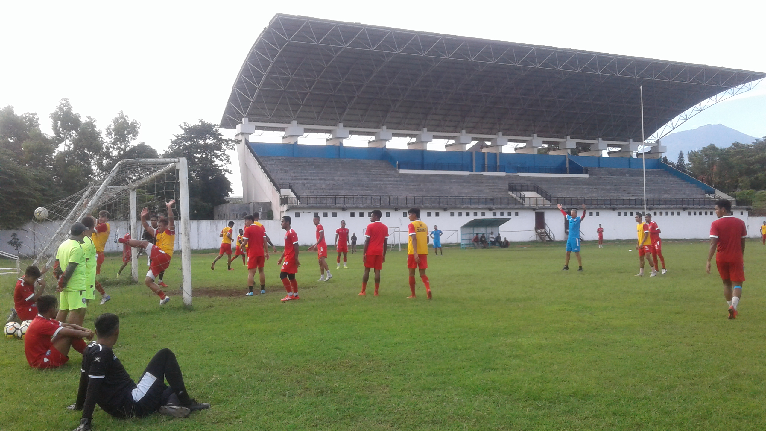 Pemain Arema FC latihan di stadion Universitas Negeri Malang (Foto: Fajar/ngopibareng.id)