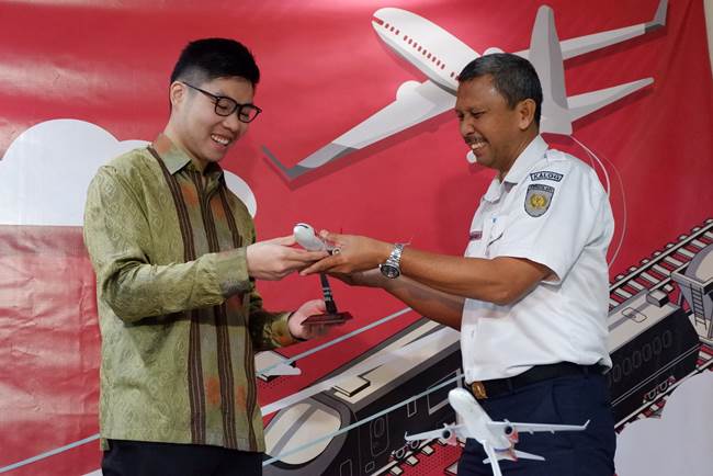 Penyerahan miniatur pesawat dari Direktur Utama Lion Parcel, Farian Kirana kepada Plt. Direktur Utama Kereta Api Logistik, Junaidi Nasution bertempat di kantor pusat Lion Parcel Jakarta, usai memorandum of understanding (MoU). (Foto: Lion Air)