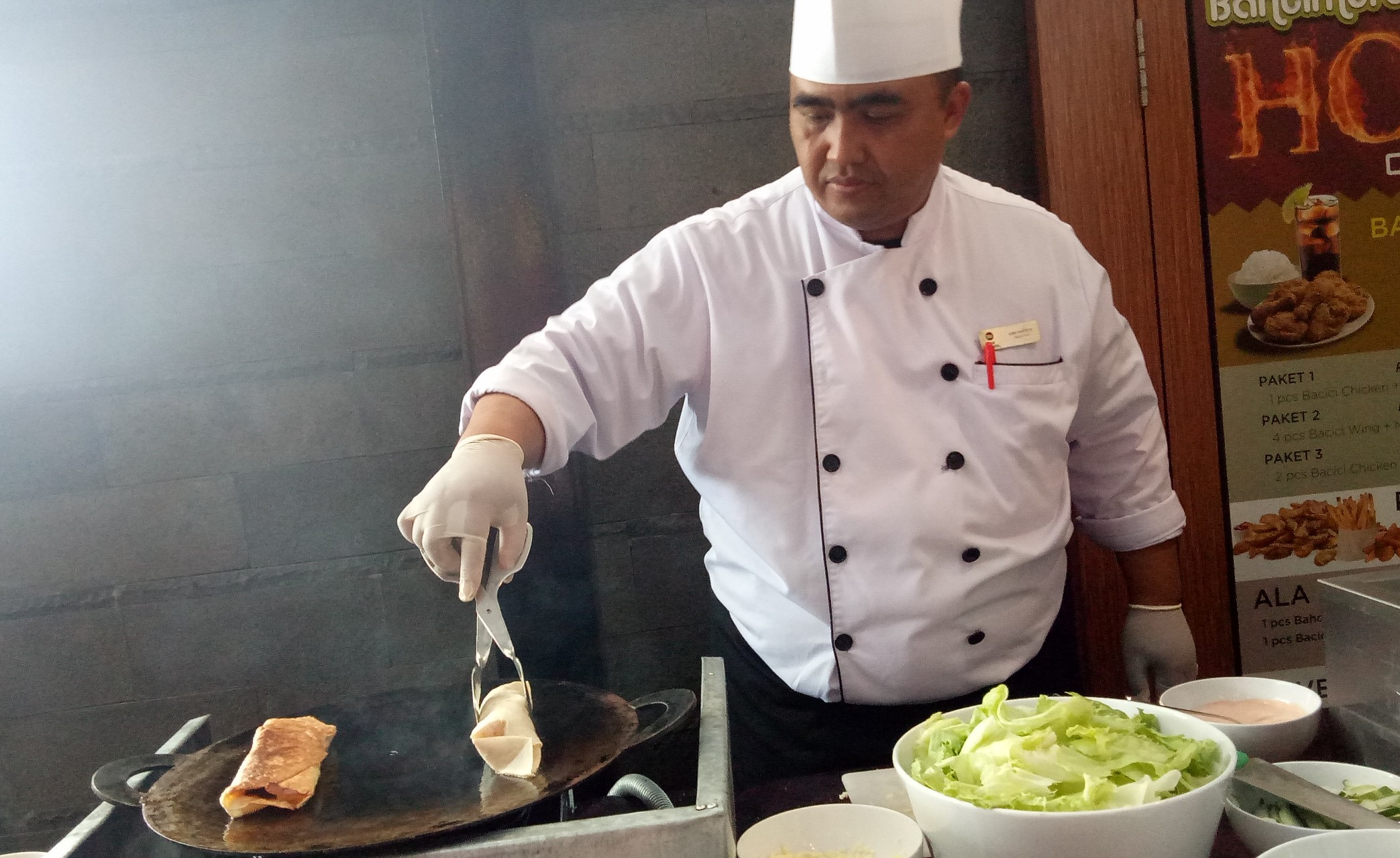 Chef Surohartoyo,  saat melakukan live cooking Kebab Baba Sam di Hotel Papilio Surabaya. (Foto: Pita/ngopibareng.id)