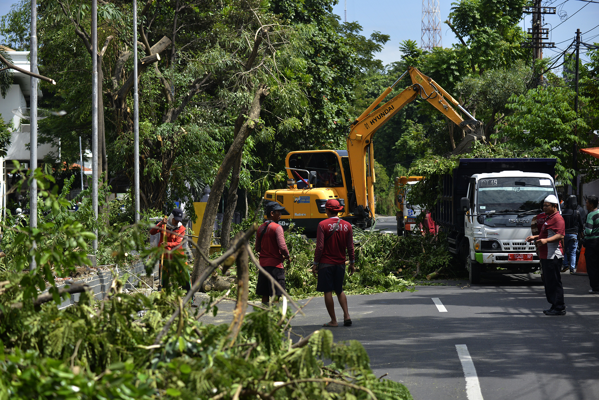 Pemerintah Kota (Pemkot) Surabaya kembali melanjutkan proyek pelebaran jalan di Jalan Simpang Dukuh, Surabaya, Jumat, 8 Maret 2019. (Foto: Farid/ngopibareng.id) 